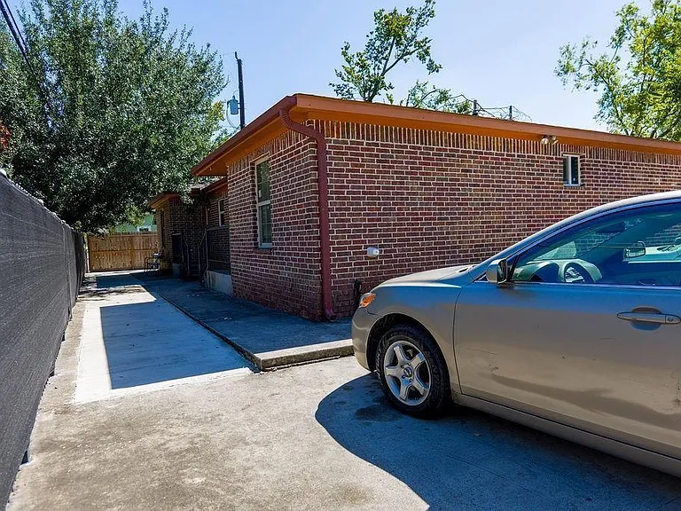 6820 Petre Dr — Photo 3