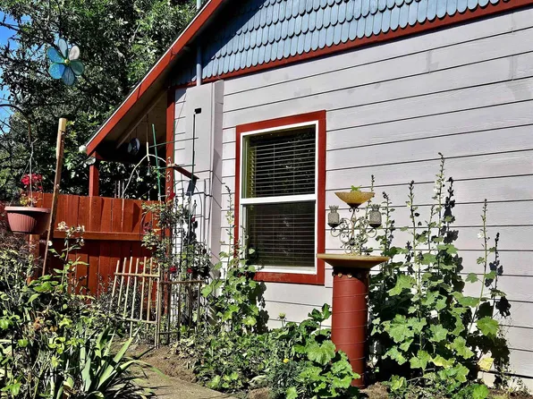 355 N 13th St, Philomath, OR 97370