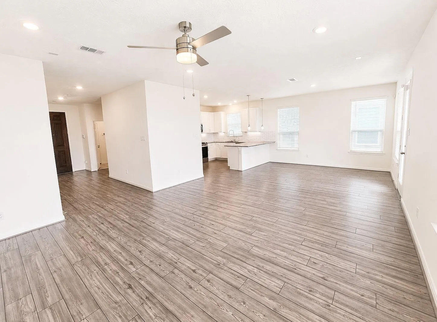3 bed, 2.5 bath, 2500 sqft, $2,300 — Photo 4
