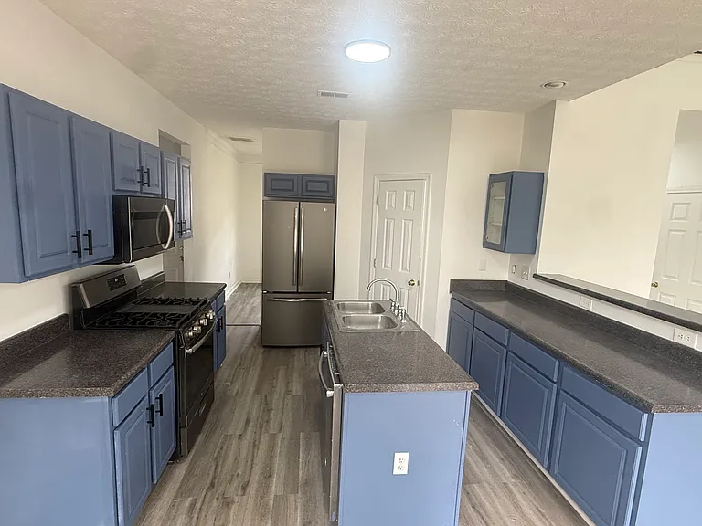 705 Waveland Ave — Photo 6
