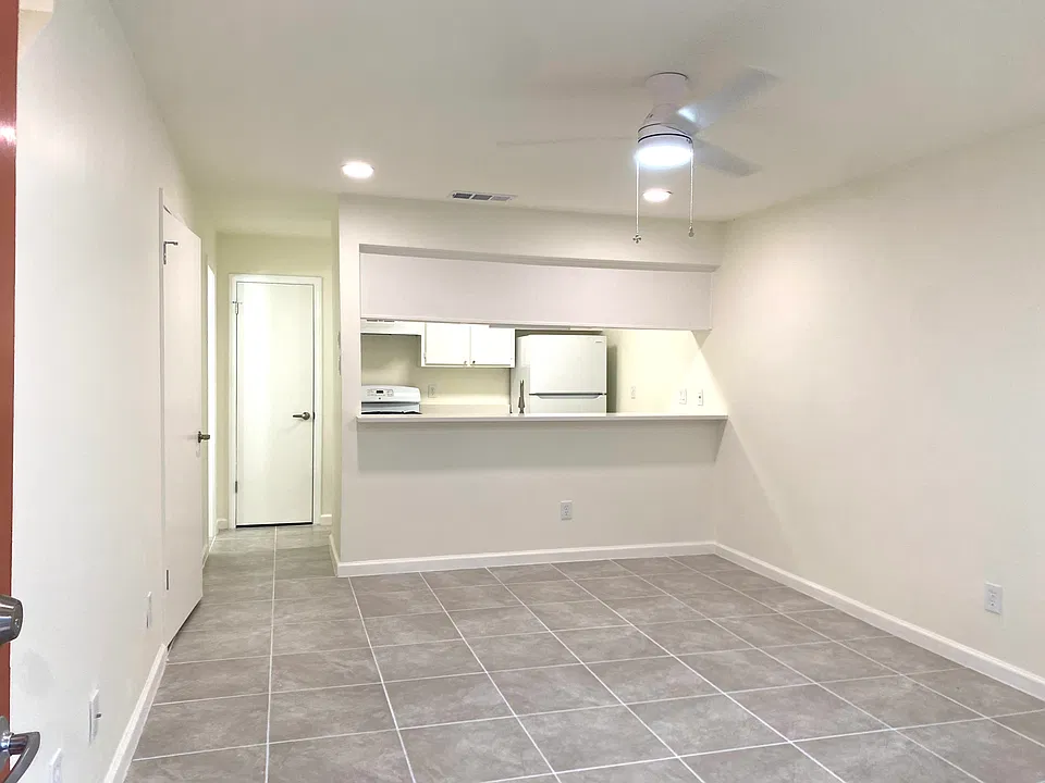 Living / Dining Room 16' x 12'
