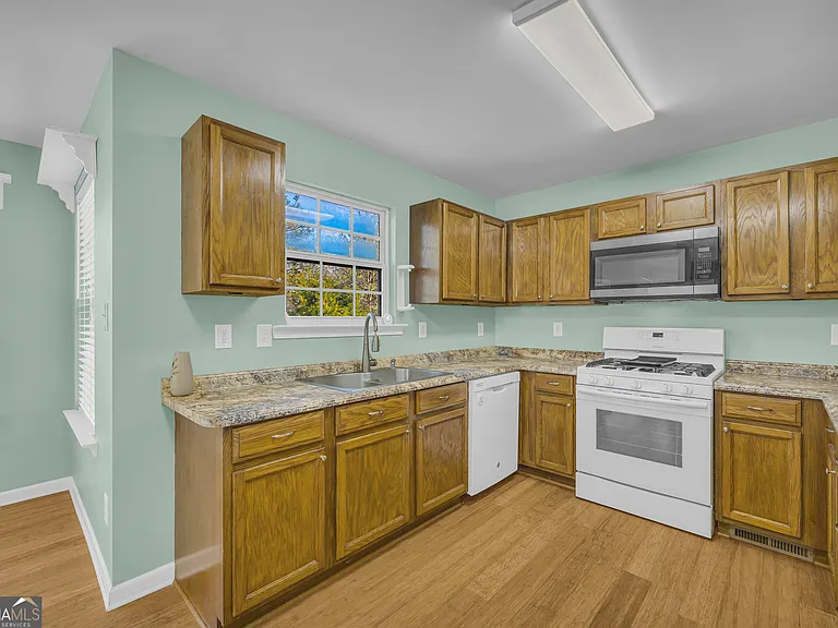 494 Bishop Ct — Photo 8