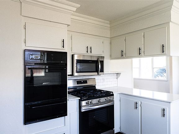 4th image of 900 S 6th St