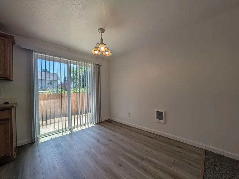 484 Helen St — Photo 11