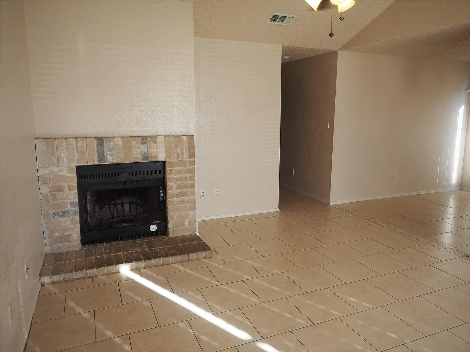 3 bed, 2.0 bath, 2309 sqft, $1,449 — Photo 4