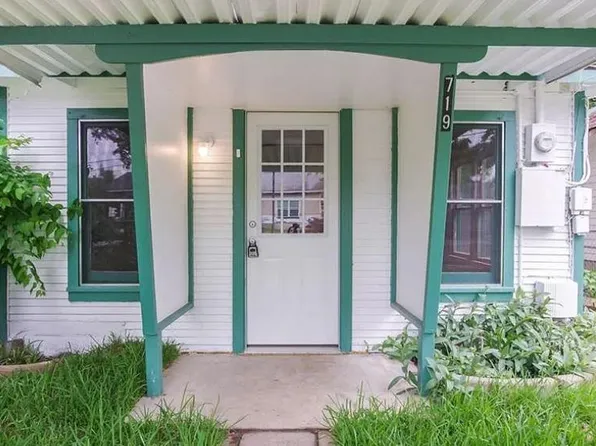 719 Erwin St, Seguin, TX 78155