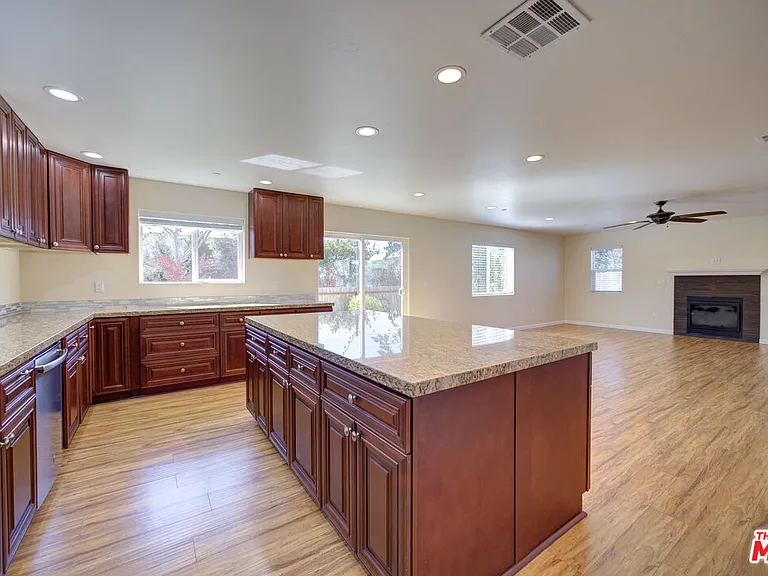 585 Branch St — Photo 7