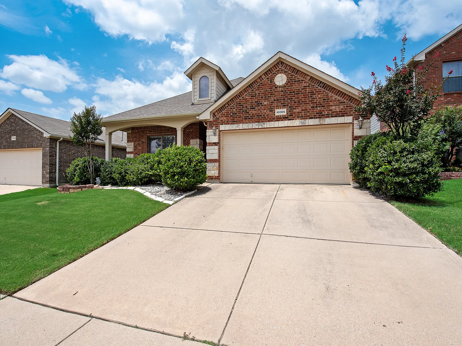 3 bed, 2.5 bath, 2441 sqft, $2,699 — Photo 2