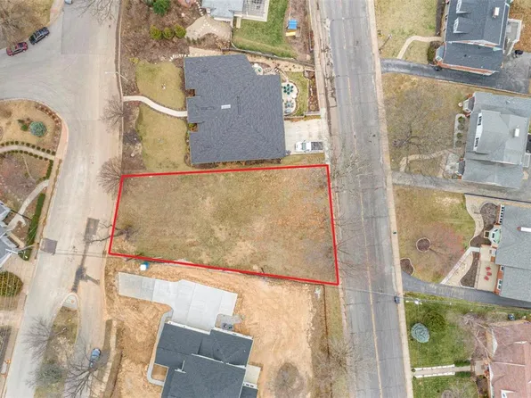 749 Swarthmore Ln, Saint Louis, MO 63130