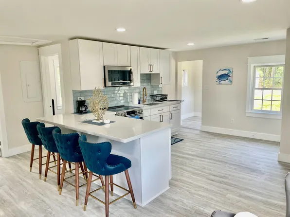 989 Bluff Point Rd, Kilmarnock, VA 22482