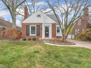 2072 Lancaster St, Grosse Pointe Woods, MI 48236