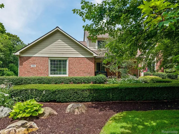 57694 Hidden Timbers Dr, South Lyon, MI 48178