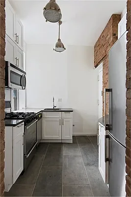 Rented by Weinstein Realty Group | media 18