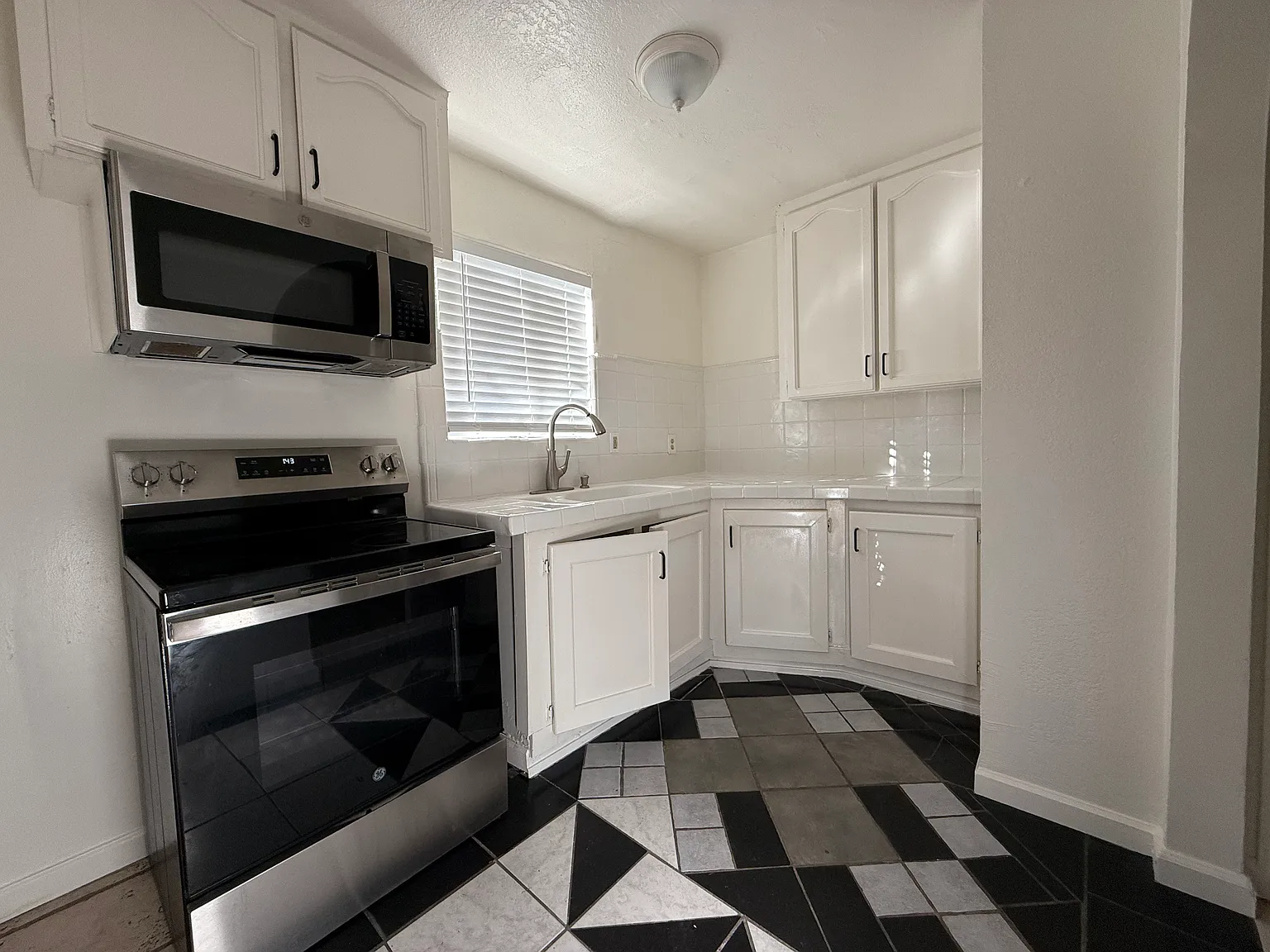 3 bed, 1.5 bath, 1100 sqft, $2,200 — Photo 3