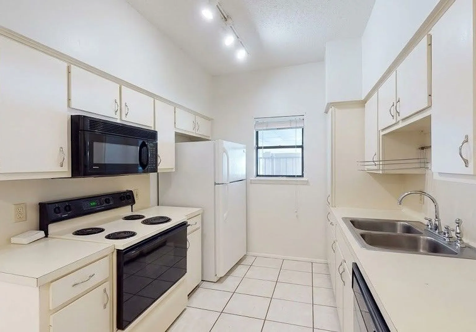 Windtree Condominium — Photo 4