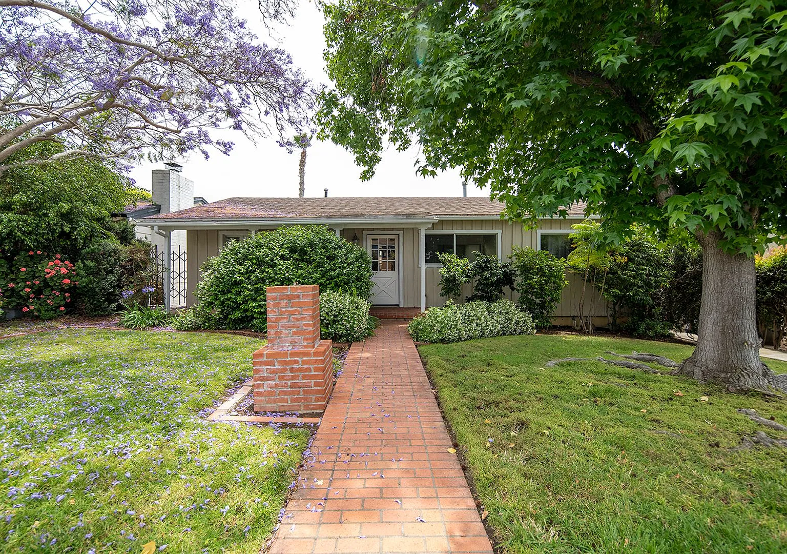 4BR House in Pacific Beach with Washer & Dryer, 2 Parking Spaces, & Much More — Photo 3