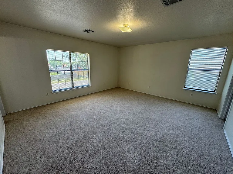 1204 Bristol Dr — Photo 10