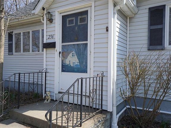 2nd image of 236 Royal Pkwy E