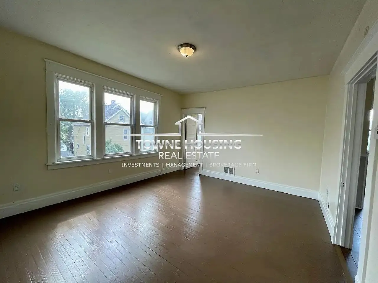 499 Fargo Ave — Photo 3