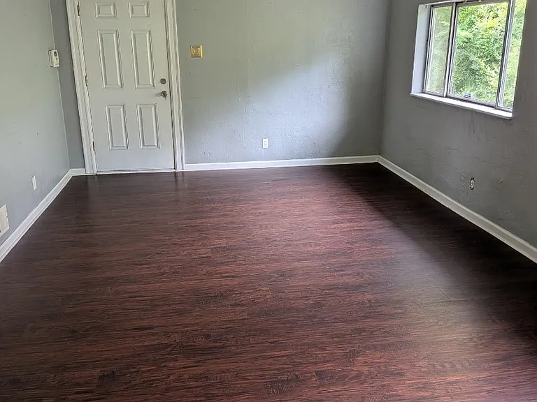 2128 Varley St — Photo 2
