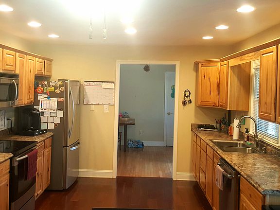 3rd image of 36 Whispering Oaks Ln