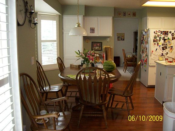 kitchen eating area