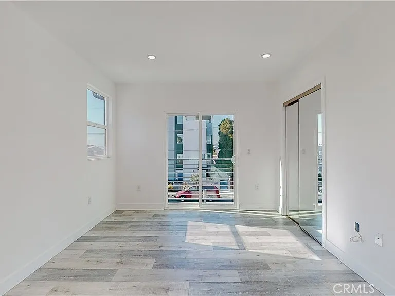 236 N Burlington Ave — Photo 13