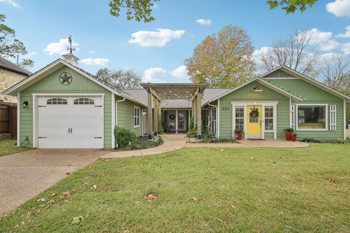 N Lucas Dr-S0212-001.jpg