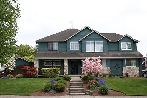 Great Curb Appeal!