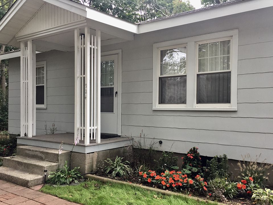 1st image of 924 Baeck St