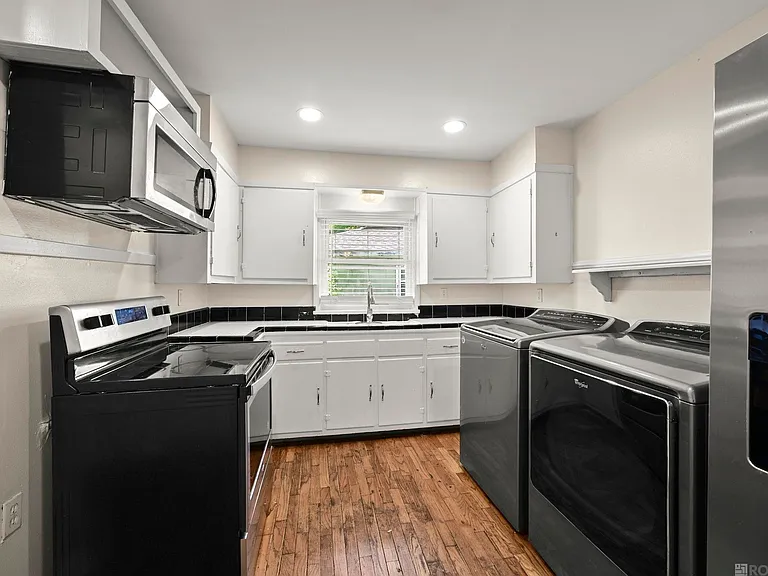 977 Rittiner Dr — Photo 2