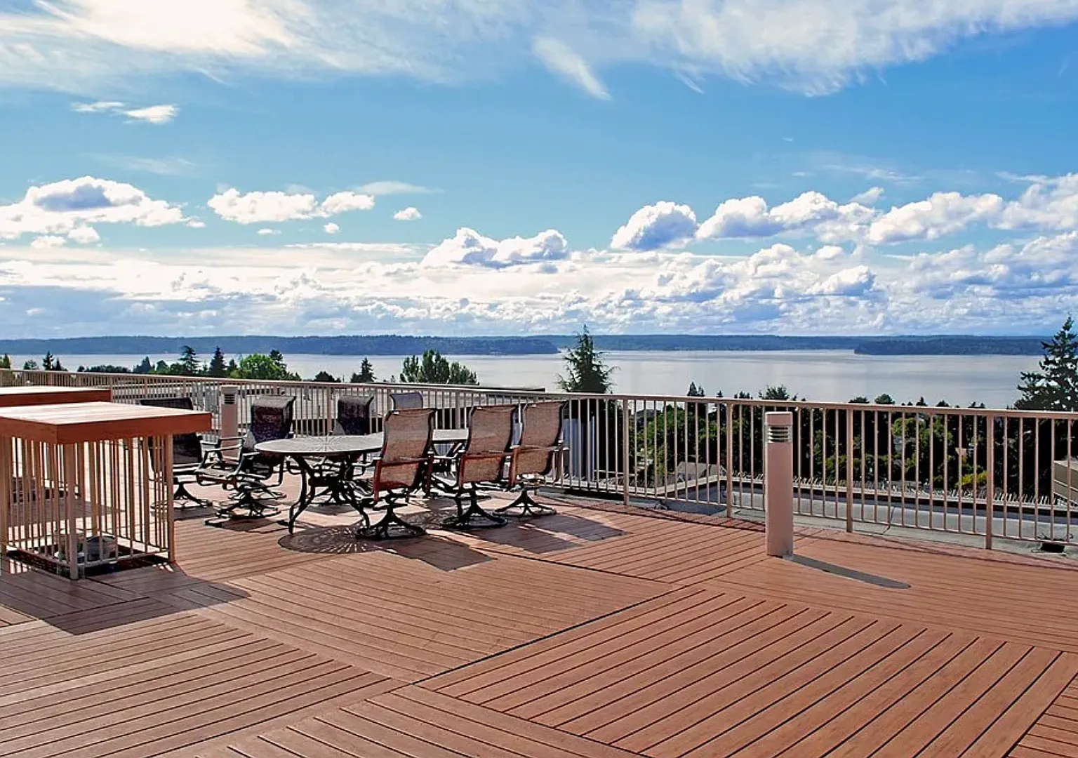 Ideally Located 2 Bed 2 Bath Condo @ A Highly Desirable Seattle Community! — Photo 2