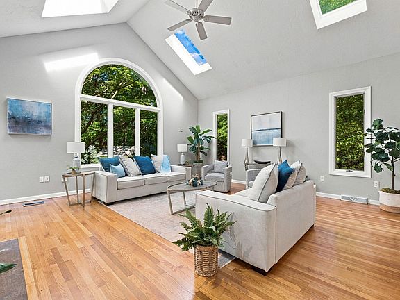 5th image of 4 Webster Cir