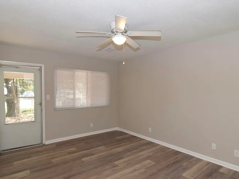 1921 Dianne Dr — Photo 2