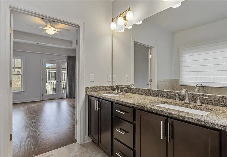 926 Canterbury Ln NE — Photo 19