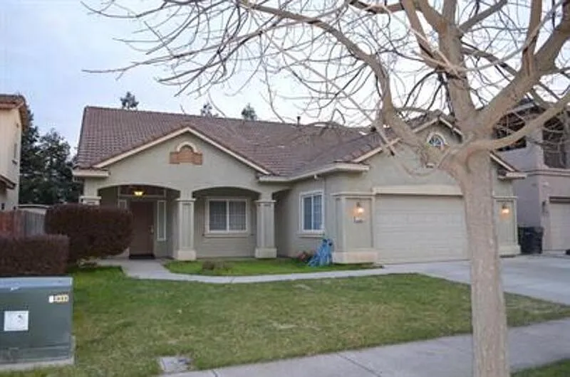 4 bed, 2.0 bath, 1726 sqft, $2,550 — Photo 2
