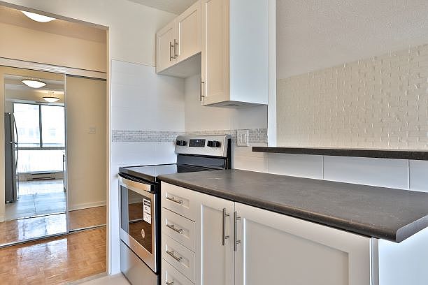 1st image of 25 Wellesley St W #688865