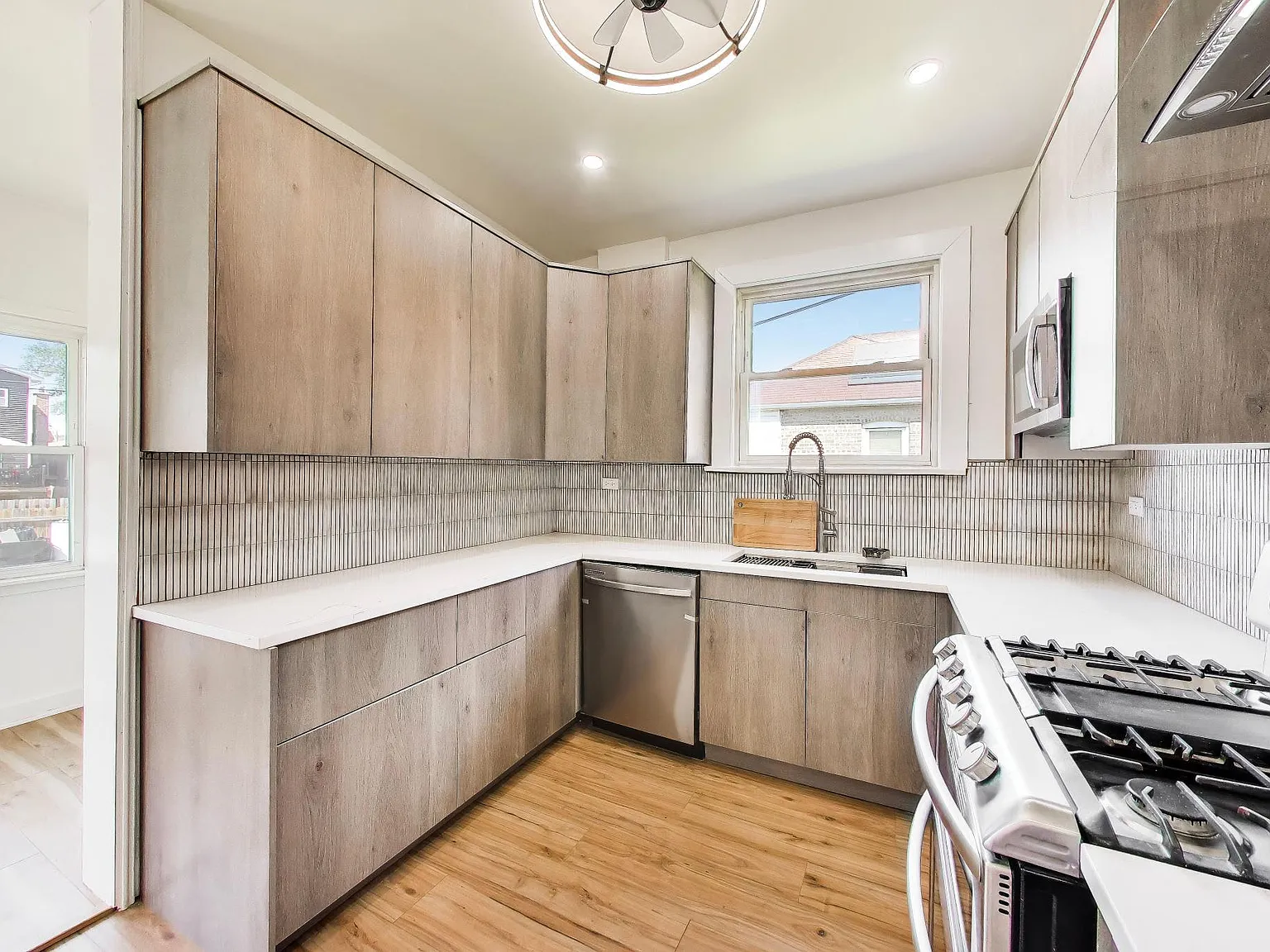 4 bed, 1050 sqft, $2,600 — Photo 4