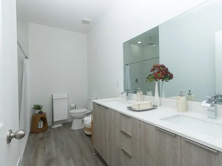 1121 Deauville St E — Photo 44