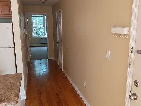 2nd image of 830 Courtlandt Ave APT 3