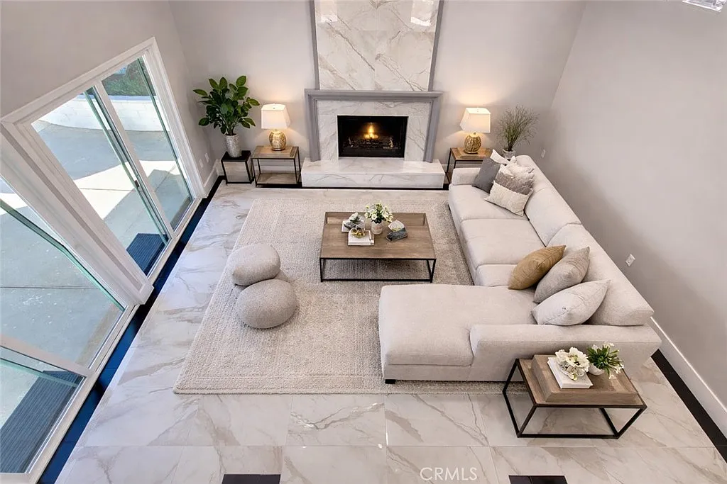 4 bed, 2.5 bath, 2200 sqft, $7,499 — Photo 2
