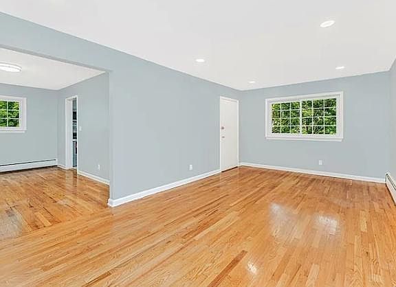 3rd image of 415 Warwick Ave