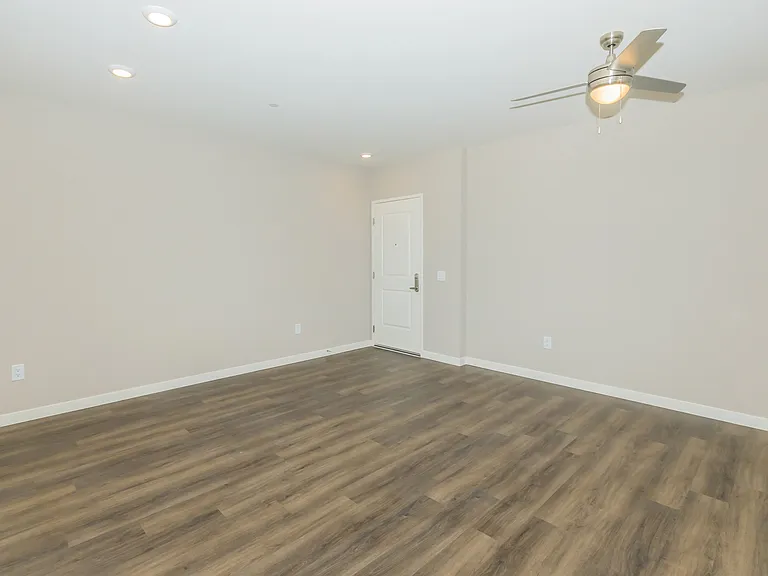Los Alamitos Luxury Apartments — Photo 69