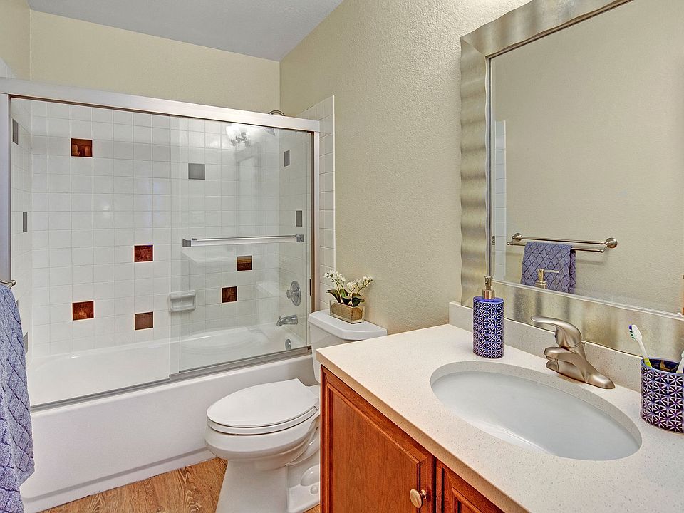 Century Plaza Apartments - Bathroom