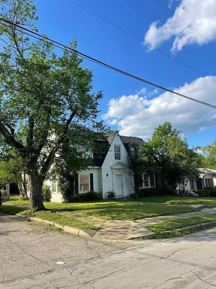 4 bed, 2200 sqft, $2,200 — Photo 1