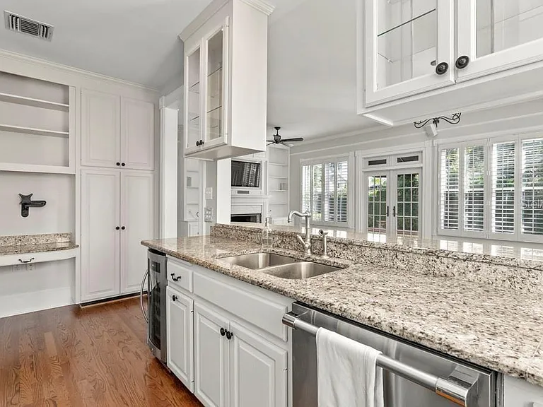 1119 Belleaire Cir — Photo 16