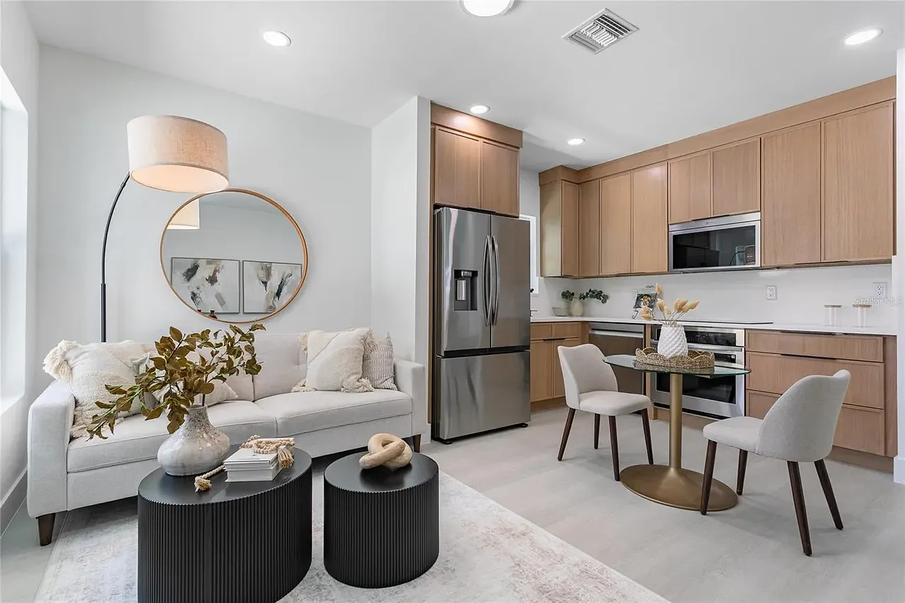 2 bed, 800 sqft, $2,500 — Photo 1