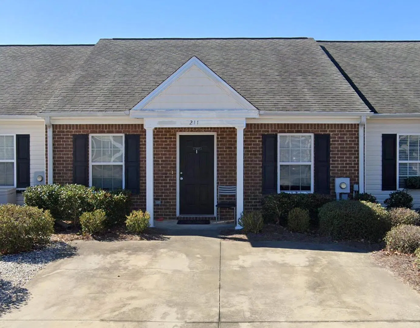 211 Sunview Dr — Photo 1