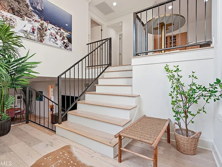133 Hollister Ave — Photo 5