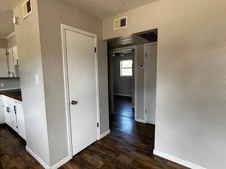 302 E Houston St — Photo 21